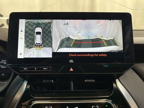 Used 2024 Toyota Venza Limited image 32