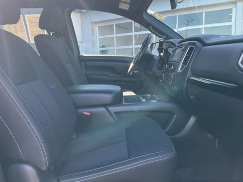 Used 2018 Nissan Titan SV w/ SV Convenience Package image 18