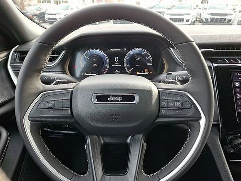 Used 2025 Jeep Grand Cherokee L Altitude AWD/4WD image 14