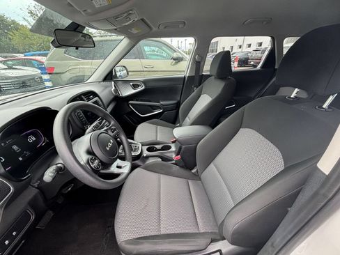 Used 2025 Kia Soul LX w/ LX Technology Package FWD image 24
