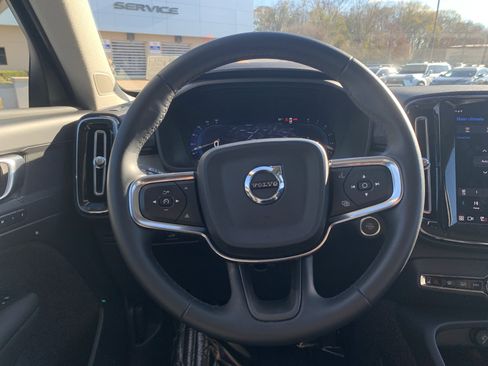 Used 2025 Volvo XC40 B5 Core image 18