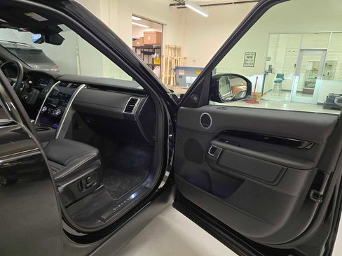 Used 2025 Land Rover Discovery S image 13