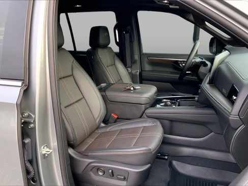 Used 2025 Chevrolet Tahoe High Country w/ Sun And Tow Package AWD/4WD image 9