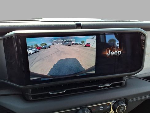 Used 2025 Jeep Wrangler Unlimited Sahara AWD/4WD image 7