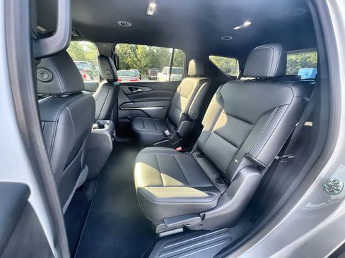 Used 2025 Chevrolet Traverse LT image 24