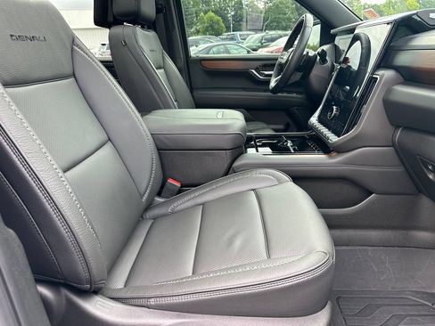 Used 2025 GMC Yukon XL Denali w/ Denali Reserve Package AWD/4WD image 14
