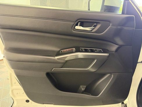 Used 2024 Nissan Pathfinder SL w/ Black Appearance Package FWD image 18