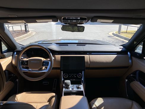 Used 2023 Land Rover Range Rover Long Wheelbase SE image 17