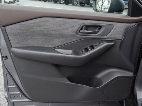 Used 2023 Nissan Rogue S image 13