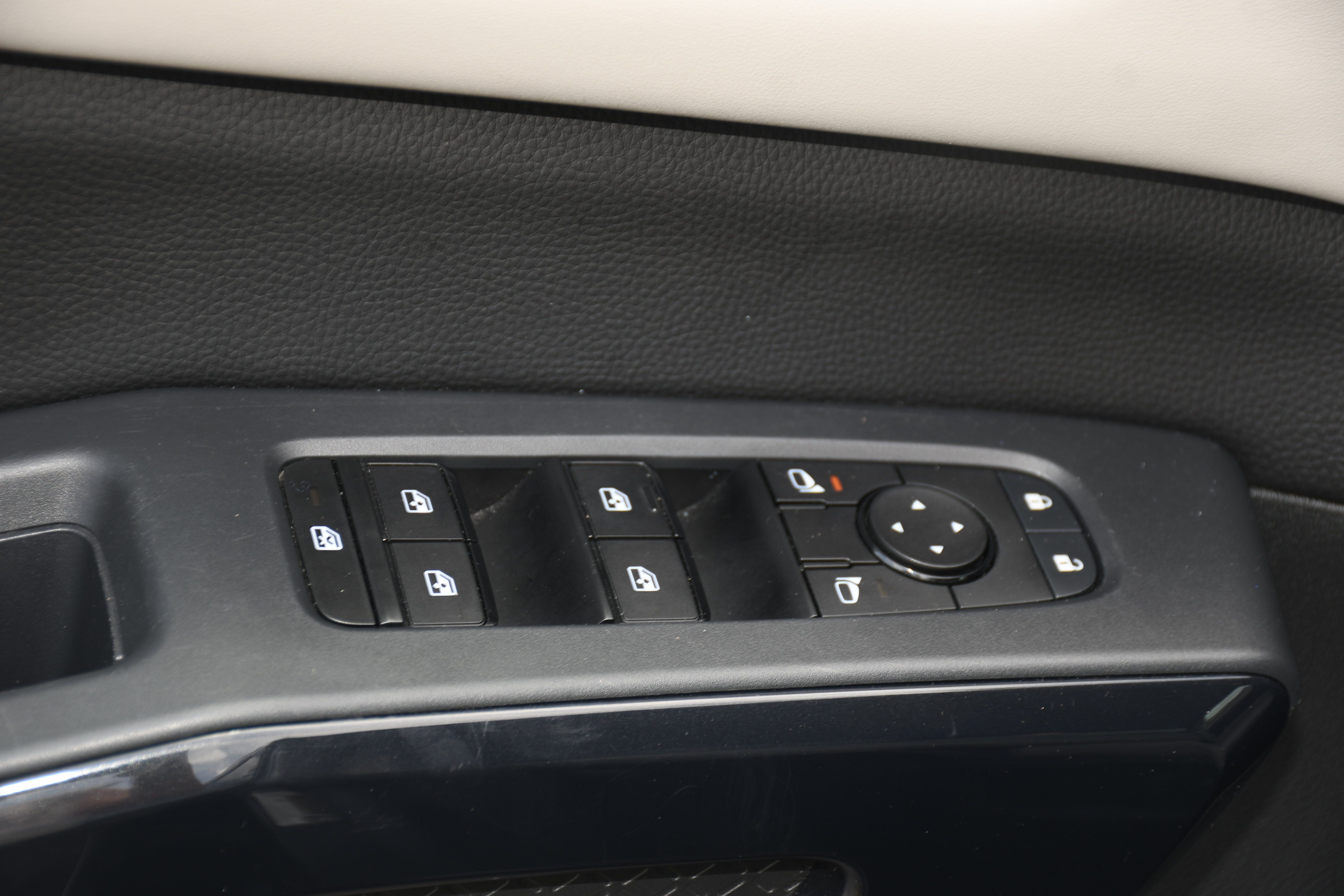 Used 2024 Nissan Pathfinder SV FWD image 10