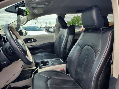Used 2020 Chrysler Pacifica Limited FWD image 6
