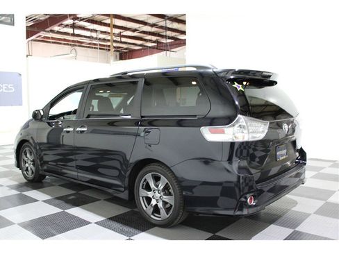 Used 2017 Toyota Sienna SE image 6