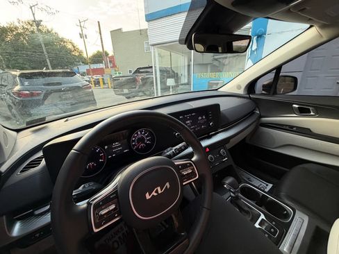 Used 2024 Kia Carnival LX FWD image 23