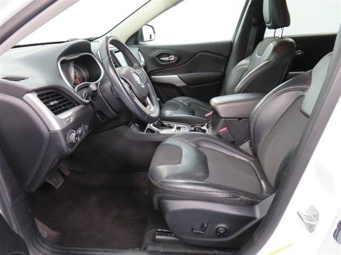 Used 2018 Jeep Cherokee Latitude Plus w/ Comfort/Convenience Group FWD image 16