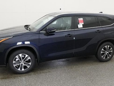 New 2026 Toyota Highlander XLE image 2