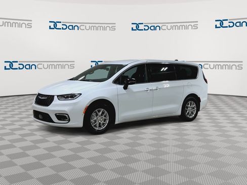 New 2026 Chrysler Pacifica Select image 4