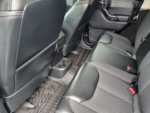 Used 2016 Jeep Wrangler Unlimited Sahara AWD/4WD image 31