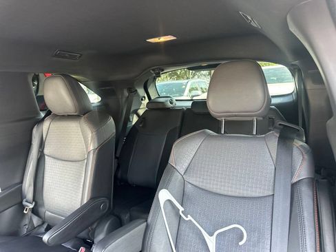 Used 2023 Toyota Sienna XSE w/ XSE Plus Package FWD image 3