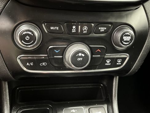 Used 2021 Jeep Cherokee Latitude Plus FWD image 19