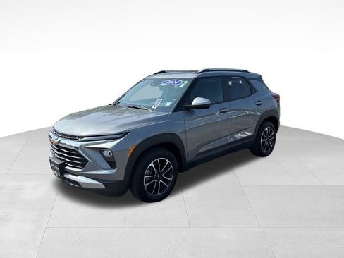 Used 2024 Chevrolet TrailBlazer LT w/ LT Cold Weather Package image 2