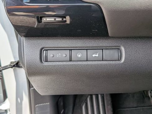 Used 2026 Nissan Pathfinder SV w/ SV Premium Package FWD image 20