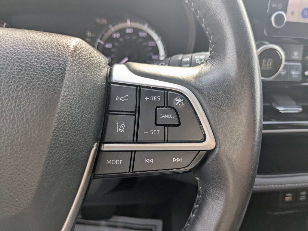 Used 2025 Toyota Highlander LE FWD image 28