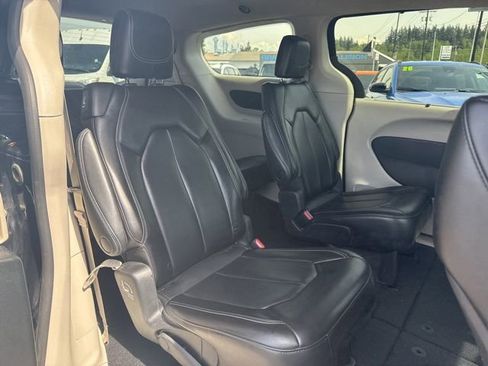 Used 2023 Chrysler Pacifica Touring-L FWD image 11
