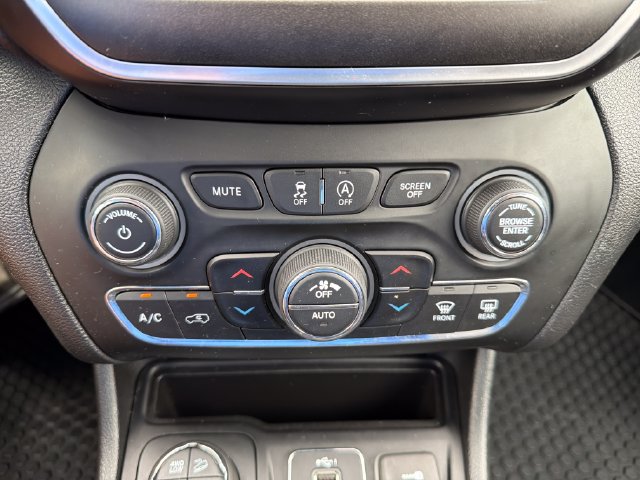 Used 2019 Jeep Cherokee Trailhawk AWD/4WD image 14