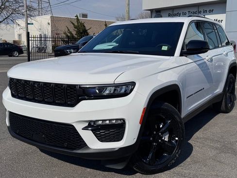 Used 2025 Jeep Grand Cherokee Limited w/ Luxury Tech Group II image 3