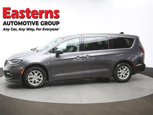 Used 2023 Chrysler Pacifica Touring-L image 60