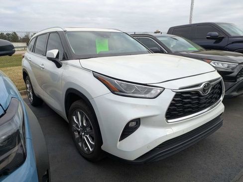 Used 2023 Toyota Highlander Limited image 3