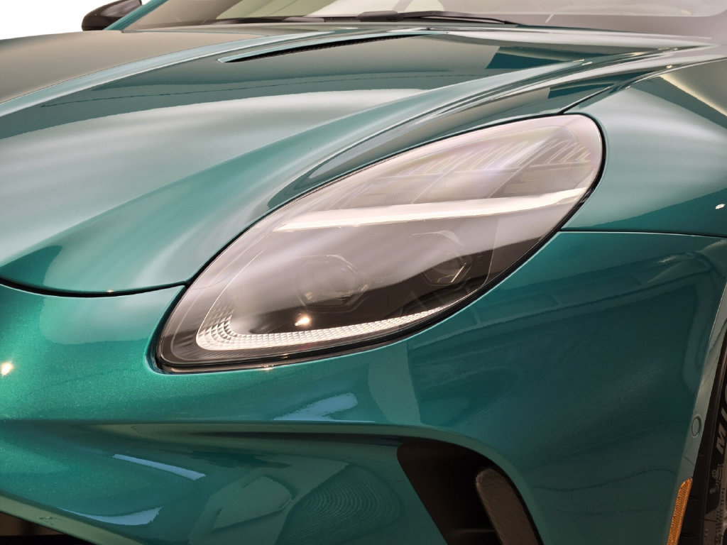 Used 2025 Aston Martin V8 Vantage Coupe RWD image 4