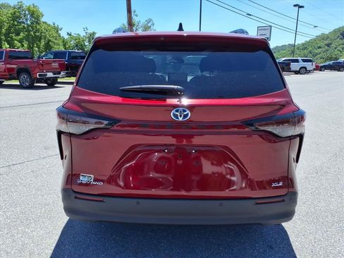 Used 2025 Toyota Sienna XLE w/ XLE Plus Package AWD/4WD image 5
