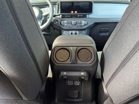 Used 2025 Jeep Wrangler Sahara image 23