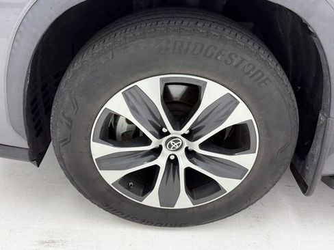 Used 2023 Toyota Highlander XLE image 6