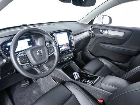 Certified 2025 Volvo XC40 B5 Plus AWD/4WD image 6