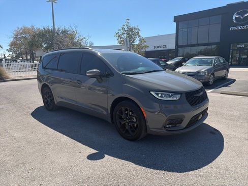 Used 2023 Chrysler Pacifica Touring-L w/ S Appearance Package image 3