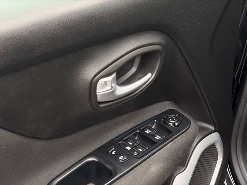 Used 2018 Jeep Renegade Latitude w/ Safety & Security Group image 13