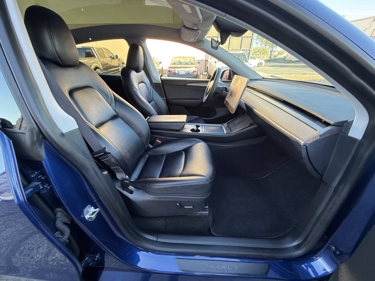 Used 2024 Tesla Model Y Long Range AWD/4WD image 25