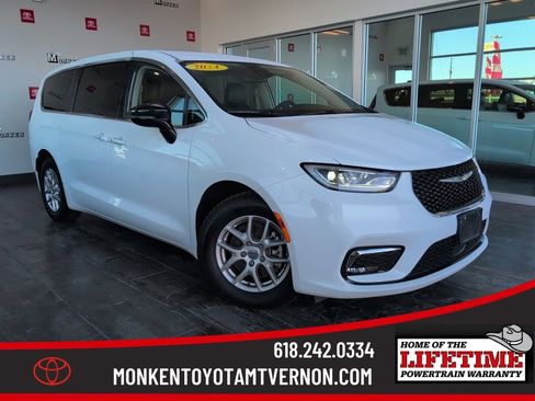 Used 2024 Chrysler Pacifica Touring-L image 1