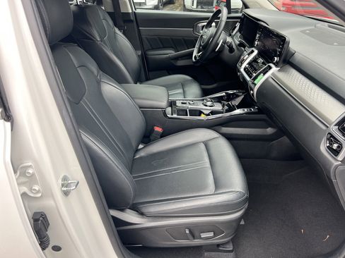 Certified 2022 Kia Sorento SX w/ Panoramic Sunroof Package image 13