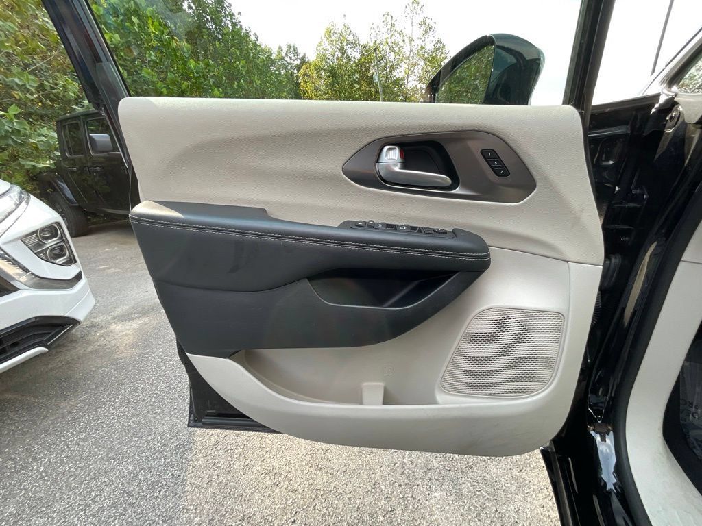 Used 2024 Chrysler Pacifica Touring-L FWD image 8