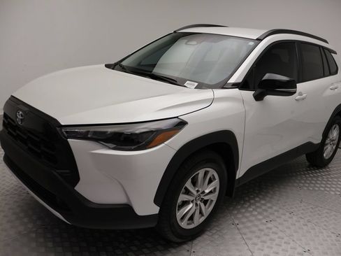 Used 2026 Toyota Corolla Cross LE FWD image 2
