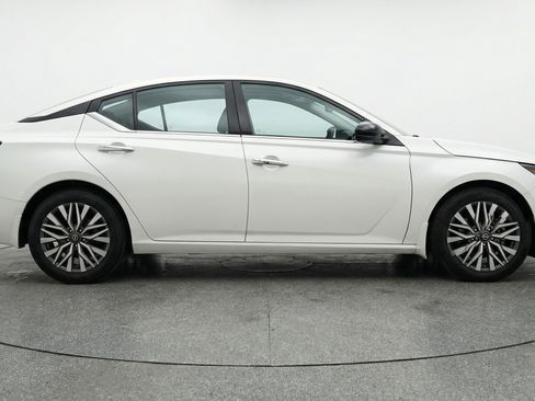 Used 2025 Nissan Altima 2.5 SV image 11