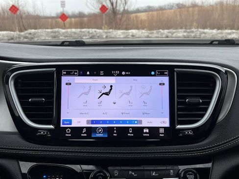 Used 2023 Chrysler Pacifica Limited w/ S Appearance Package image 25