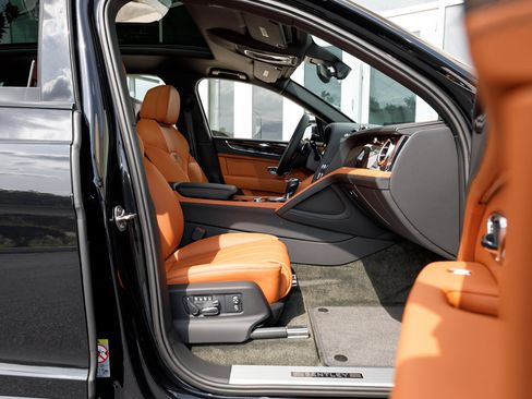 Certified 2023 Bentley Bentayga Extended Wheelbase AWD/4WD image 59