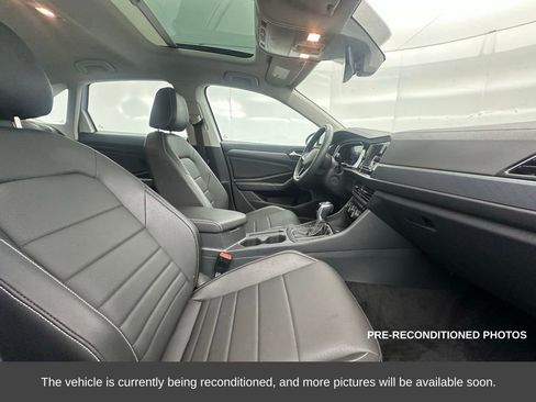 Used 2024 Volkswagen Jetta SE w/ Panoramic Sunroof Package image 13