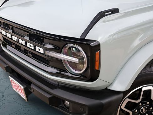 Used 2024 Ford Bronco Outer Banks AWD/4WD image 3