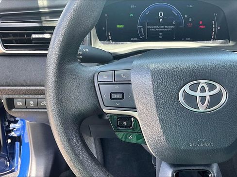 Used 2025 Toyota Camry SE FWD image 11