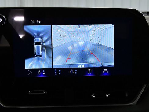 Used 2025 Chevrolet Equinox LT w/ Safety and Technology Package image 22